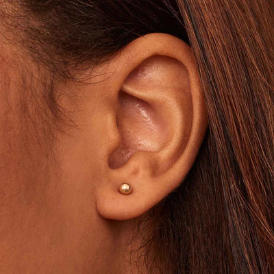 Ball™ | עגילי כדור בצבע זהב